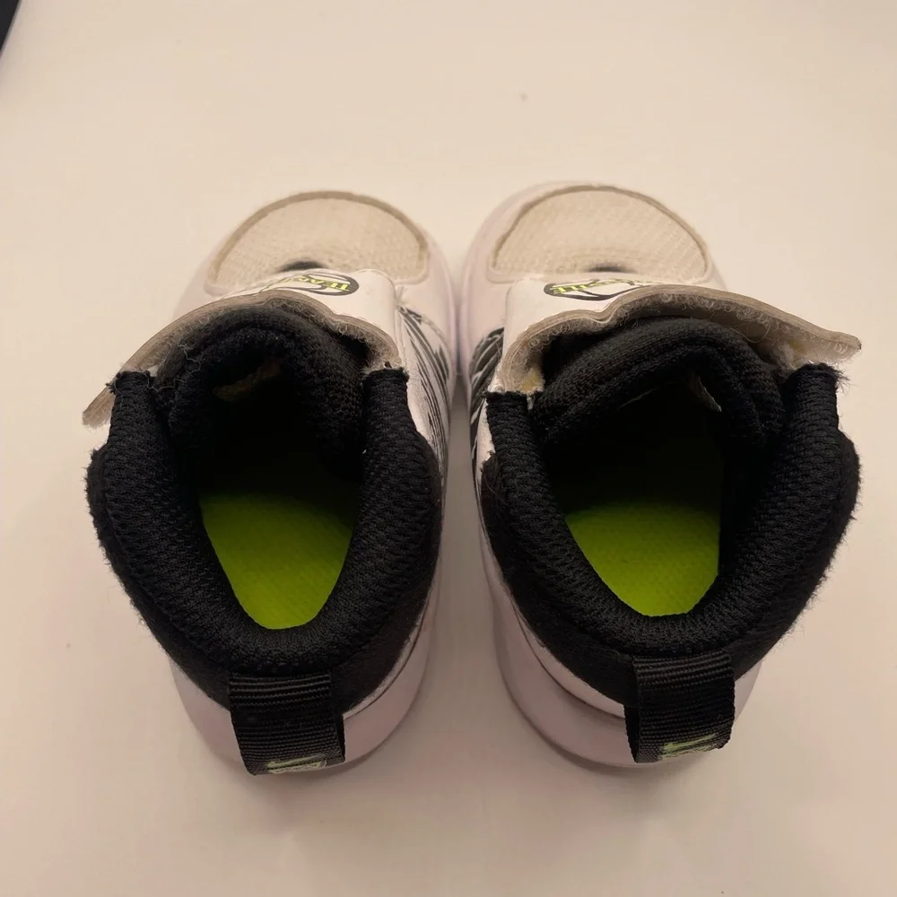 Nike Hustle boys White and Black High-Top Sneakers size 5C